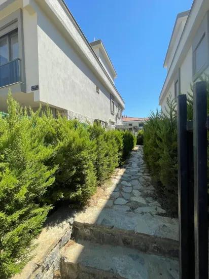 İzmir Seferihisar’da Satılık 4 + 1 Geniş Bahçeli Yazlık Villa