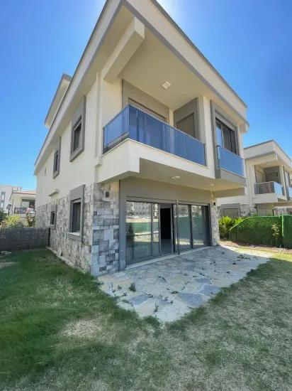 İzmir Seferihisar’da Satılık 4 + 1 Geniş Bahçeli Yazlık Villa