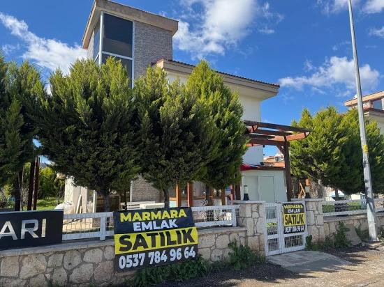 İzmir Seferihisar Doğanbey De Satılık Bahçeli 3+1 Havuzlu Villa