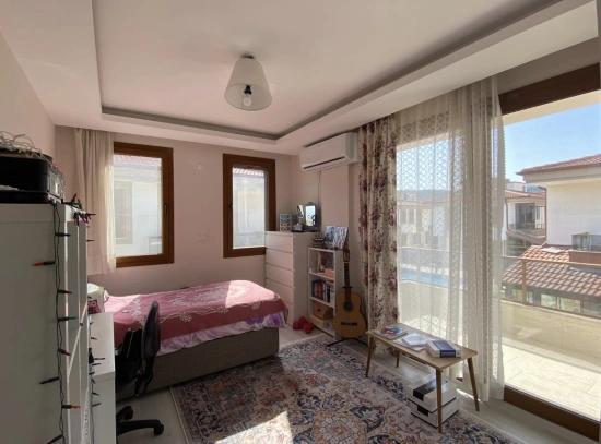 İzmir Seferihisar Doğanbey De Satılık Bahçeli 3+1 Havuzlu Villa